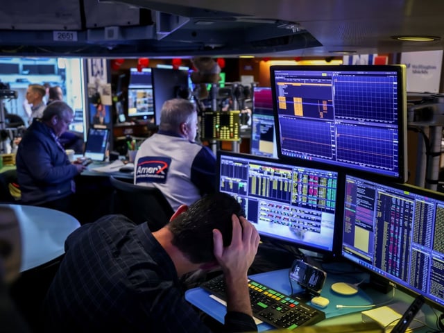 Traders work on the floor of the New York Stock Exchange (NYSE) in New York, US, on Monday, Sept. 22, 2025. Wall Street traders left stocks hovering near all-time highs amid calls for a break after a $15 trillion rally from April lows, with traders awaiting a handful of Federal Reserve speakers and a key inflation measure. Photographer: Michael Nagle/Bloomberg