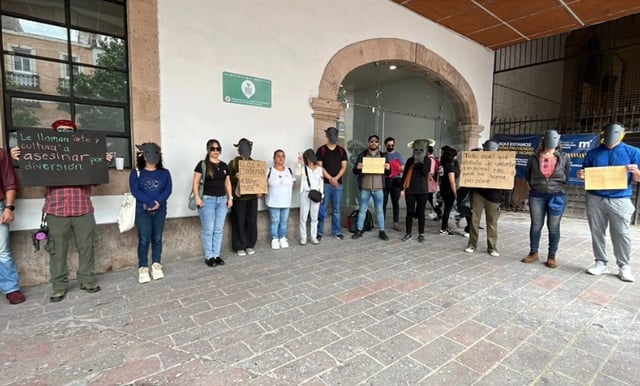 Protestan en el CAM animalistas contra corrida de toros