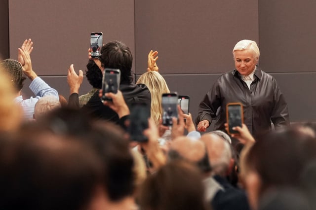 The audience applauds Silvia Venturini Fendi at the end of the Fendi Spring/Summer 2026 collection presented in Milan, Italy, Wednesday, Sept. 24, 2025. (AP Photo/Antonio Calanni)