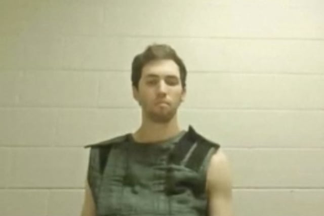 En esta imagen de un video proporcionado por los Tribunales del Estado de Utah, Tyler James Robinson asiste a una audiencia judicial virtual desde una prisión en Utah, el martes 16 de septiembre de 2025, acusado de disparar fatalmente al activista conservador Charlie Kirk