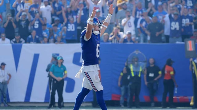 Sep 28, 2025; East Rutherford, New Jersey, USA; New York Giants quarterback Jaxson Dart (6) celebrates a two point conversion against the Los Angeles Chargers during the third quarter at MetLife Stadium. Mandatory Credit: Brad Penner-Imagn Images.