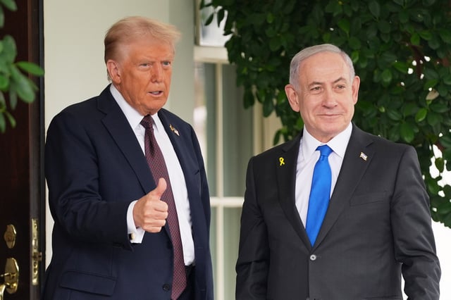 President Donald Trump, left, greets Israeli Prime Minister Benjamin Netanyahu at the White House, Monday, Sept. 29, 2025, in Washington. (AP Photo/Evan Vucci)