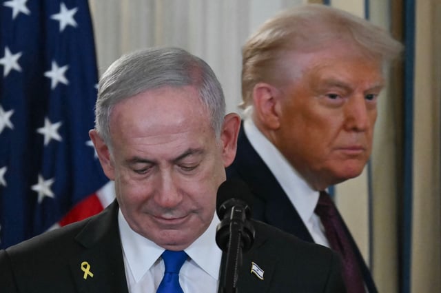El presidente de Estados Unidos, Donald Trump, y el primer ministro israelí, Benjamin Netanyahu (izq.), llegan para una conferencia de prensa en el Comedor de Estado de la Casa Blanca en Washington, DC, el 29 de septiembre de 2025