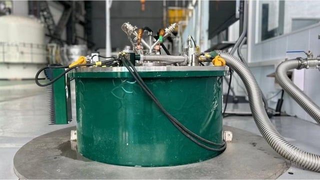 Investigadores chinos en Hefei desarrollan un imán superconductor que alcanza los 351.000 gauss. 