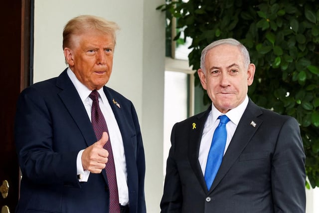 Le président américain Donald Trump salue le premier ministre israélien, Benyamin Netanyahou, à la Maison-Blanche à Washington, D.C., États-Unis, le 29 septembre 2025.