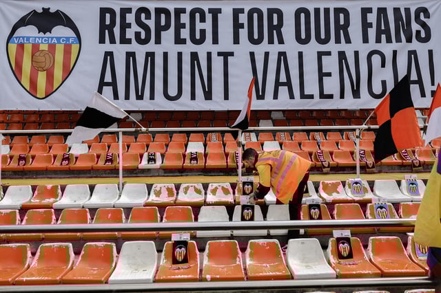 Pancarta de la afición del Valencia reclamando respeto en Mestalla.