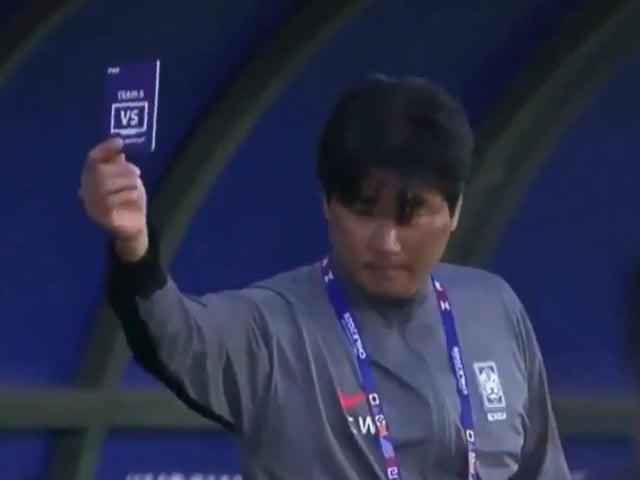 El entrenador de Corea del Sur solicita la revisión de una jugada al árbitro durante su primer partido en el Mundial Sub 20, contra Ucrania. Foto: Captura de video.