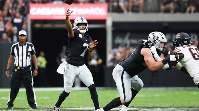 Las Vegas Raiders quarterback Geno Smith (7) throws the ball during the second half against the Chicago Bears at Allegiant Stadium. Mandatory Credit: Kiyoshi Mio-Imagn Images