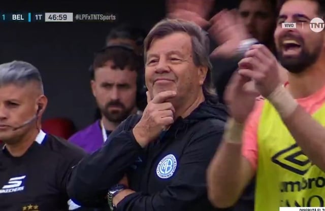 La reacción risueña del Ruso Zielinski, DT de Belgrano, mientras el árbitro Gariano anunciaba la anulación del gol que era el 1-1 para el conjunto cordobés ante Barracas