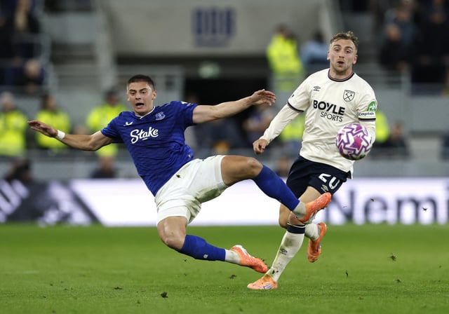 Soccer Football - Premier League - Everton v West Ham United - Hill Dickinson Stadium, Liverpool, Britain - September 29, 2025 West Ham United's Jarrod Bowen in action with Everton's Vitaliy Mykolenko Action Images via Reuters/Jason Cairnduff