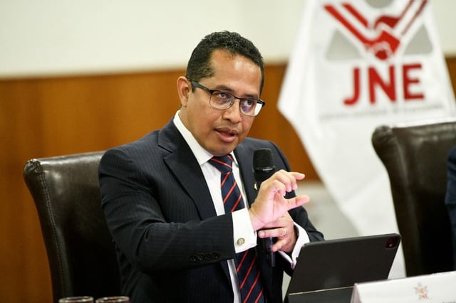 El presidente del JNE, Roberto Burneo, advirtió que el piloto del voto digital en el Perú será el más grande aplicado en su primera experiencia, al involucrar a casi dos millones de ciudadanos. Foto: JNE.