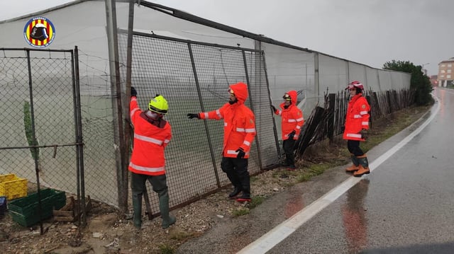 Trabajos De Los Bomberos En Marenys De Barraquetes, Sueca.