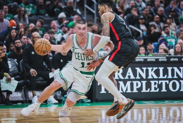 Payton Pritchard attempts to drive past Anfernee Simons.