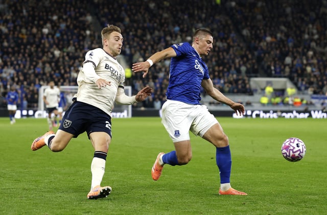 Soccer Football - Premier League - Everton v West Ham United - Hill Dickinson Stadium, Liverpool, Britain - September 29, 2025 West Ham United's Jarrod Bowen in action with Everton's Vitaliy Mykolenko Action Images via Reuters/Jason Cairnduff