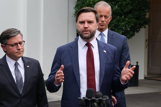 Le vice-président américain JD Vance s’exprime aux côtés du président de la Chambre des représentants Mike Johnson et du leader de la majorité au Sénat John Thune, juste avant la date limite du 30 septembre pour financer le gouvernement et éviter le «shutdown», à Washington, le 29 septembre 2025.