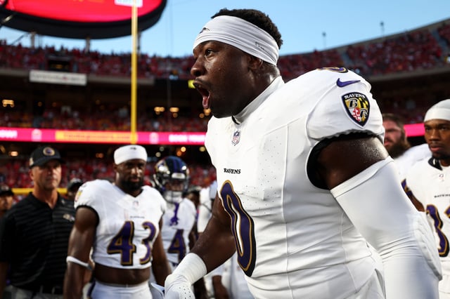 Roquan Smith #0 of the Baltimore Ravens gives a speech in the team huddle prior to an NFL football game against the Kansas City Chiefs at GEHA Field at Arrowhead Stadium on September 5, 2024 in Kansas City, Missouri.