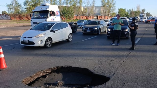 Socavón sobre ruta 40 a la altura de calle Carrodilla, en Luján de Cuyo