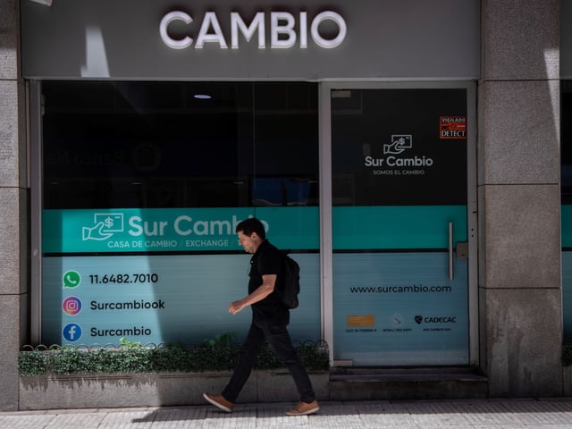 (231122) -- BUENOS AIRES, 22 noviembre, 2023 (Xinhua) -- Imagen del 21 de noviembre de 2023 de un hombre caminando frente a un local de venta de divisas, en la ciudad de Buenos Aires, Argentina. El Gobierno de Argentina emitió el martes nueva deuda en moneda local equivalente a unos 4.931 millones de dólares (según el tipo de cambio oficial)  dolar casa de cambio city porteña  (Xinhua/Martín Zabala) (mz) (jg) (ra) (vf)