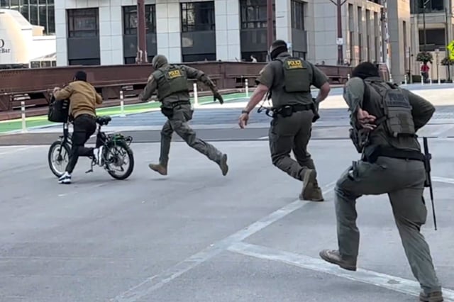 Un grupo de agentes del Servicio de Control de Inmigración y Aduanas de Estados Unidos persiguió a un ciclista en Chicago, quien se acercó a desafiarlos y aseguró no haber nacido en suelo norteamericano