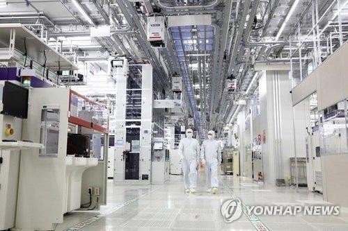 This file photo, provided by Samsung Electronics Co., shows its production line in the city of Pyeongtaek, about 65 kilometers south of Seoul. (PHOTO NOT FOR SALE) (Yonhap)