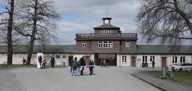 Das ehemalige Lagertor des Konzentrationslagers Buchenwald. Auch Pflichtbesuche an Gedenkstätten sind im Gespräch