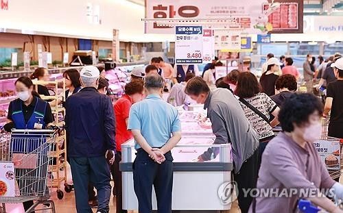 Customers shop at a major discount chain store in Seoul, in this Sept. 21, 2025, file photo. (Yonhap)