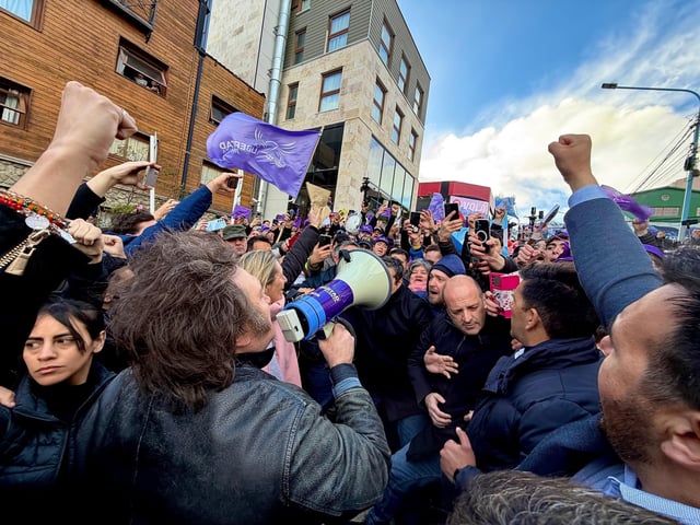 Javier Milei brindó unas palabras por megáfono antes de levantar el acto previsto en Ushuaia.