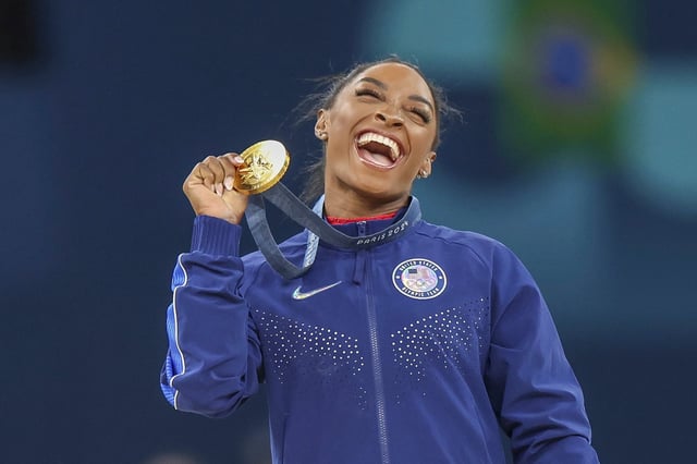 Simone Biles festeja uno de sus éxitos, la medalla olímpica en salto en trampolín en los Juegos de París 2024