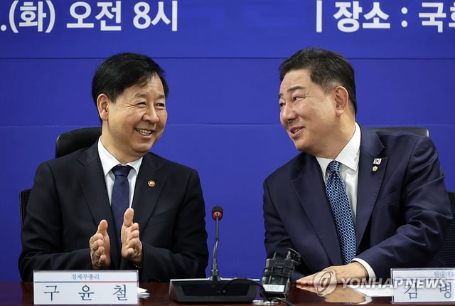Kim Byung-ki (R), floor leader of the ruling Democratic Party, speaks with Finance Minister Koo Yun-cheol during a party-government consultation at the National Assembly in Seoul on Sept. 30, 2025. (Yonhap) 