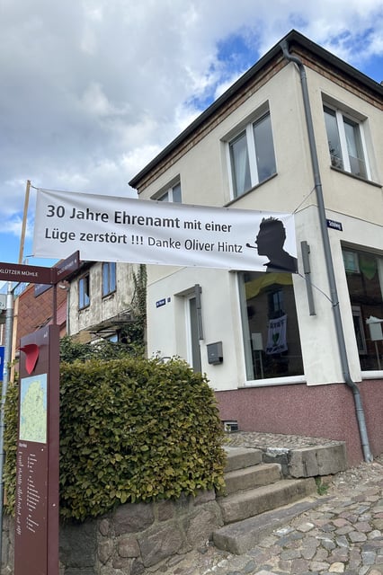 Banner in Sichtweite der Kundgebung in Klütz
