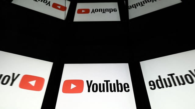 Auf einem Bildschirm sieht man das Logo von YouTube.