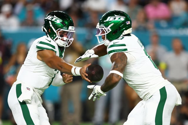MIAMI GARDENS, FLORIDA - SEPTEMBER 29: Justin Fields #7 of the New York Jets hands the ball to Braelon Allen #0 during the first quarter against the Miami Dolphins at Hard Rock Stadium on September 29, 2025 in Miami Gardens, Florida. (Photo by Megan Briggs/Getty Images)