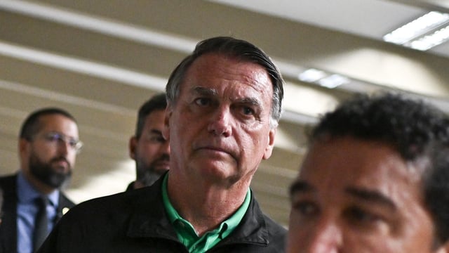Carlos afirmou que o médico foi chamado pela família após Bolsonaro ter uma nova crise de soluço e vômitos.