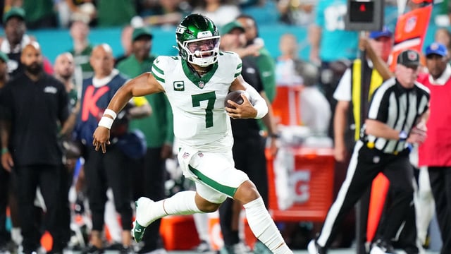 Sep 29, 2025; Miami Gardens, Florida, USA; New York Jets quarterback Justin Fields (7) rushes the ball against the Miami Dolphins during the first half at Hard Rock Stadium. Mandatory Credit: Rich Storry-Imagn Images