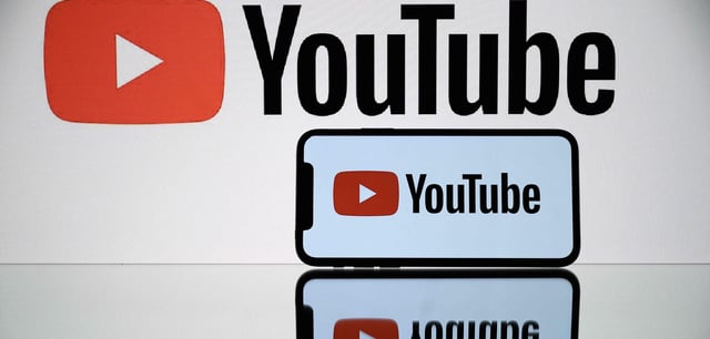 Das Youtube-Logo in einem Smartphone