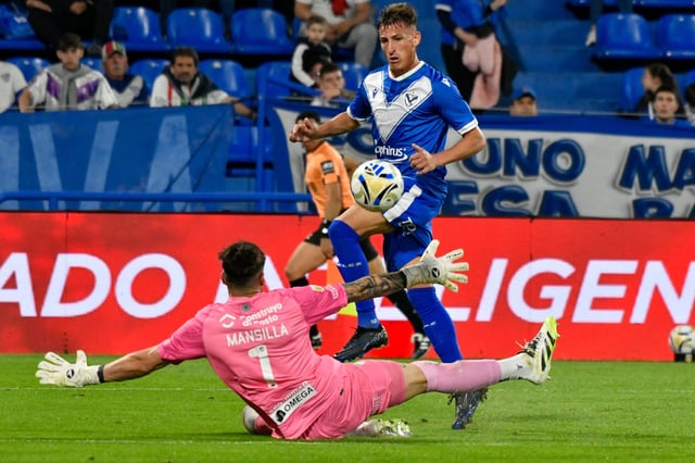 El primer gol de Braian Romero para Vélez ante Atlético Tucumán, en la victoria por 3-1 en Liniers, con una definición con clase