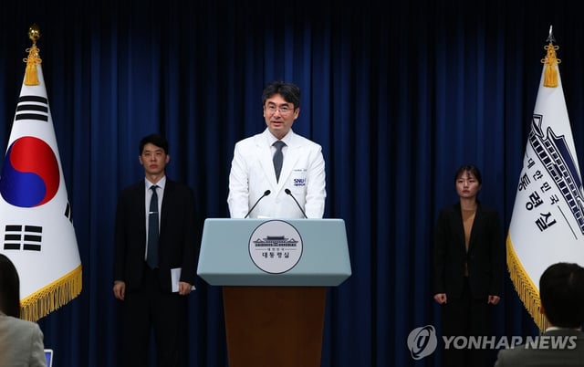 Park Sang-min, the physician to President Lee Jae Myung, explains about symptoms of first lady Kim Hea Kyung during a press briefing at the presidential office in Seoul on Sept. 30, 2025. (Yonhap)