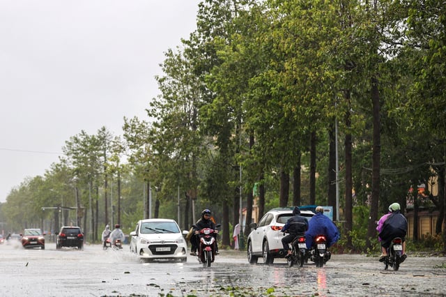 People commute on a flooded street after Typhoon Bualoi makes landfall in Nghe An province, Vietnam, September 29, 2025. REUTERS/Thinh Nguyen