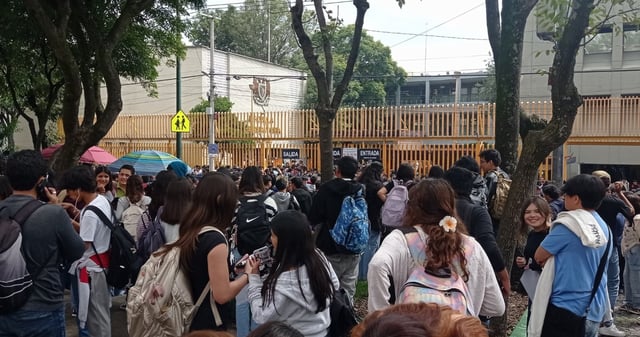 La comunidad de Prepa 9 al momento de ser desalojada. Foto: X @pilarcantero_