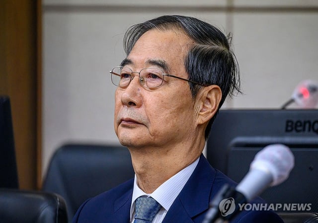 Former Prime Minister Han Duck-soo attends the first hearing of his trial on insurrection charges related to former President Yoon Suk Yeol's failed imposition of martial law, at the Seoul Central District Court in the capital on Sept. 30, 2025. (Pool photo) (Yonhap)