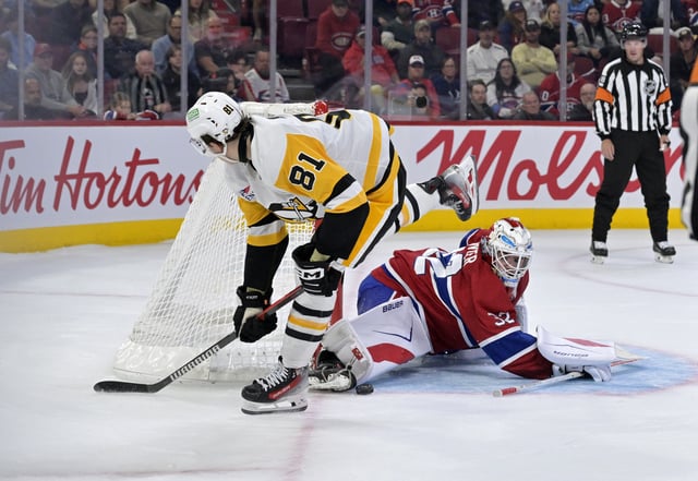 Montreal Canadiens goalie Jacob Fowler stops Pittsburgh Penguins forward Ben Kindel (Eric Bolte-Imagn Images)