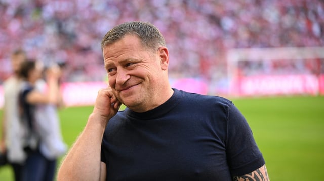 Bayerns Sportvorstand Max Eberl lacht