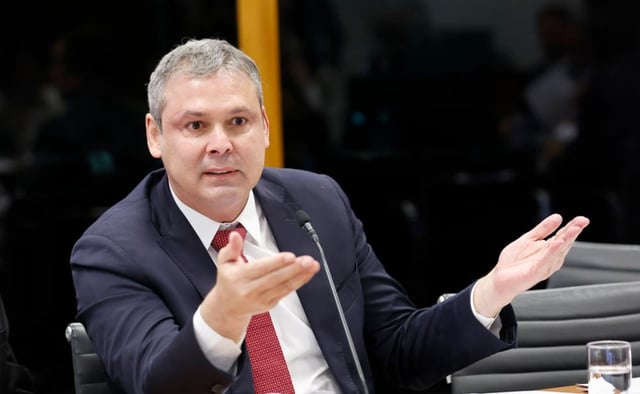 Lindbergh Farias pede que seja declara a suspeição de Marcelo Freitas e que novo relator assuma o caso contra Eduardo Bolsonaro.