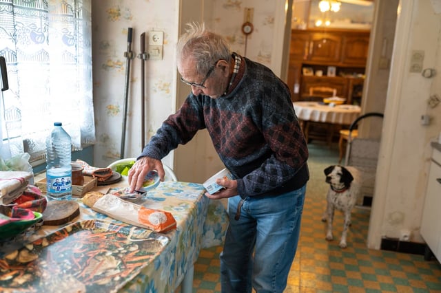 Simon, un nonagénaire, et son chien Nox. Selon les Petits Frères des pauvres, «le sentiment de solitude est en léger repli ; mais pour 4,2 millions d’aînés, il est durable».