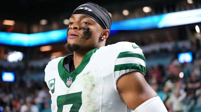Sep 29, 2025; Miami Gardens, Florida, USA; New York Jets quarterback Justin Fields (7) takes the field to start the second half at Hard Rock Stadium. Mandatory Credit: Rich Storry-Imagn Images