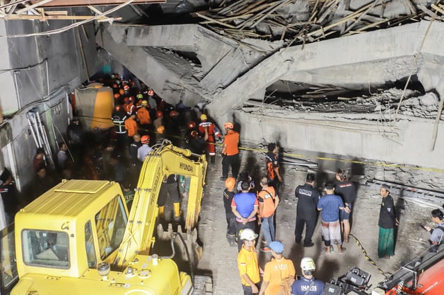 Search and rescue officers search for victims amidst the rubble of a collapsed building after a hall collapsed while students were praying at the Al-Khoziny Islamic boarding school in Sidoarjo, East Java, Indonesia, September 29, 2025. REUTERS/Stringer