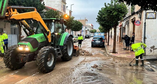 Labores de limpieza tras la tormenta en Cullera. |  Joan Gimeno