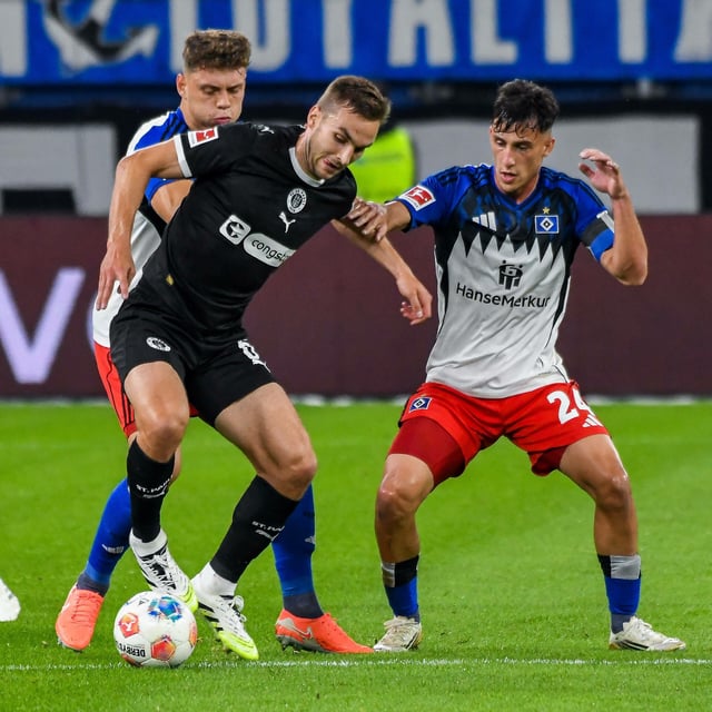 Zu Saisonbeginn (hier beim Derby gegen St. Pauli) spielte Nicolas Capaldo (r.) an der Seite von Nicolai Remberg im HSV-Mittelfeld. Setzt Trainer Merlin Polzin jetzt erneut auf dieses Duo?