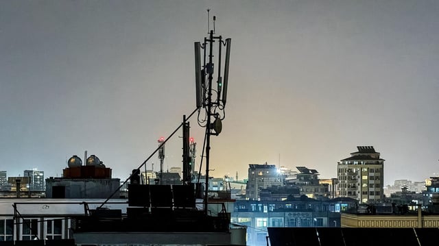 Eine Antenne auf dem Dach eines Hauses in Kabul
