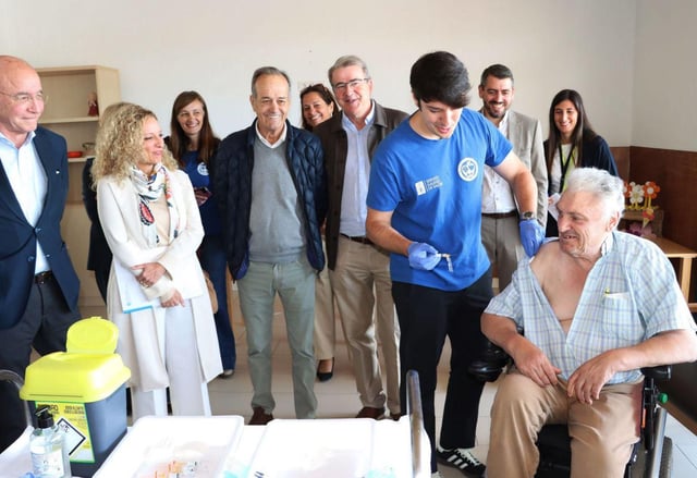 Vacunación de un usuario de la residencia de dependencia de O Carballiño, este lunes. |  I. O.